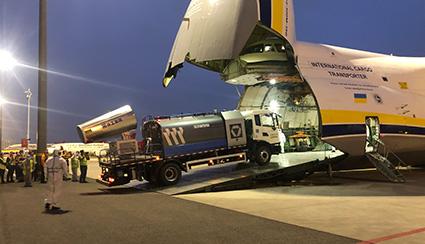 凯发k8国际首页登录多功能抑尘车搭载世界第二大运输机空运至卡塔尔